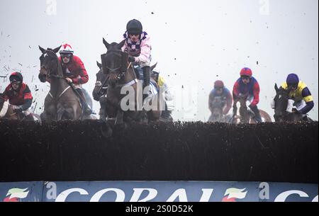 Chepstow, Vereinigtes Königreich. Freitag, 27. Dezember 2024. Val Dancer und Charlie Hammond gewinnen den Coral Welsh Grand National für Trainer Mel Rowley und Besitzer der Val Dancers. Credit JTW equine Images / Alamy Live News Stockfoto