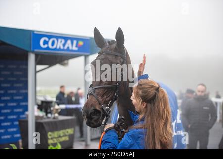 Chepstow, Vereinigtes Königreich. Freitag, 27. Dezember 2024. Val Dancer und Charlie Hammond gewinnen den Coral Welsh Grand National für Trainer Mel Rowley und Besitzer der Val Dancers. Credit JTW equine Images / Alamy Live News Stockfoto