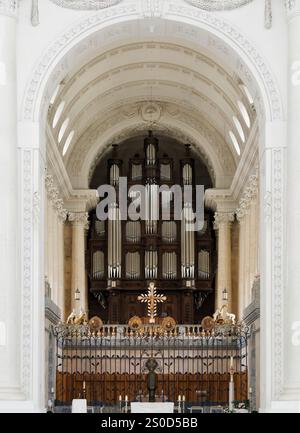 Verziertes Inneres der Kathedrale mit Orgel und Altarkreuz in eleganter Architektur Stockfoto