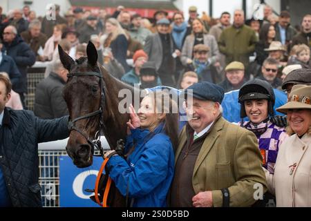 Chepstow, Vereinigtes Königreich. Freitag, 27. Dezember 2024. Val Dancer und Charlie Hammond gewinnen den Coral Welsh Grand National für Trainer Mel Rowley und Besitzer der Val Dancers. Credit JTW equine Images / Alamy Live News Stockfoto