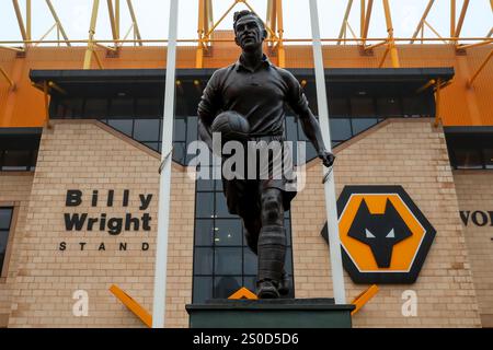 Wolverhampton, Großbritannien. Dezember 2024. Eine allgemeine Ansicht der Billy Wright Statue vor Molineux, Heimat der Wolverhampton Wanderers vor dem Spiel der Wolverhampton Wanderers FC gegen Manchester United FC English Premier League im Molineux Stadium, Wolverhampton, England, Vereinigtes Königreich am 26. Dezember 2024 Credit: Every Second Media/Alamy Live News Stockfoto