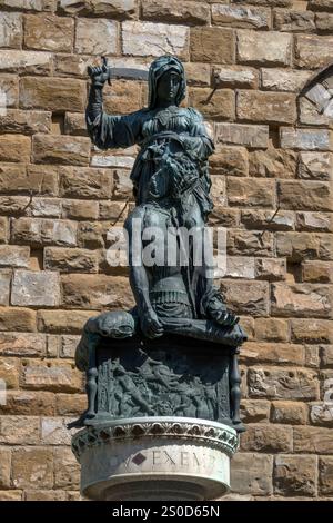 FLORENZ, ITALIEN - 04. AUGUST 2015: Kopie der Bronzeskulptur Judith und Holofernes (von Donatello) auf der Piazza della Signoria Stockfoto