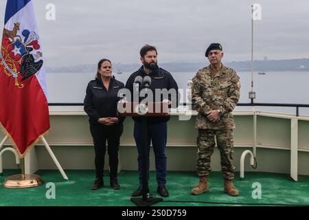 Valparaiso, Chile. Dezember 2024. Der chilenische Präsident Gabriel Boric (Mitte) hält eine Rede während der ersten antarktischen Kommissionen des Schiffes. Präsident Gabriel Boric, Verteidigungsministerin Maya Fernandez und Admiral Juan Andres de la Maza beginnen ihre Reise mit der Eisbrecher-Ampulle Almirante nach Talcahuano, als Teil der ersten antarktischen Kommissionen des Schiffes. Quelle: SOPA Images Limited/Alamy Live News Stockfoto