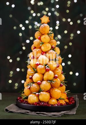 Weihnachten Desserts Donuts Rezept. Hüttenkäse runde Donuts in Form eines Weihnachtsbaums, dekoriert mit Preiselbeeren, Rosmarin und Puderzucker auf da Stockfoto