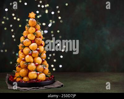 Weihnachten Desserts Donuts Rezept. Hüttenkäse runde Donuts in Form eines Weihnachtsbaums, dekoriert mit Preiselbeeren, Rosmarin und Puderzucker auf da Stockfoto