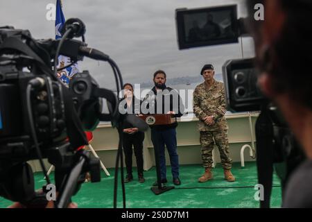 Der chilenische Präsident Gabriel Boric (Mitte) hält eine Rede während der ersten antarktischen Kommissionen des Schiffes. Präsident Gabriel Boric, Verteidigungsministerin Maya Fernandez und Admiral Juan Andres de la Maza beginnen ihre Reise mit der Eisbrecher-Ampulle Almirante nach Talcahuano, als Teil der ersten antarktischen Kommissionen des Schiffes. (Foto: Cristobal Basaure Araya / SOPA Images/SIPA USA) Stockfoto