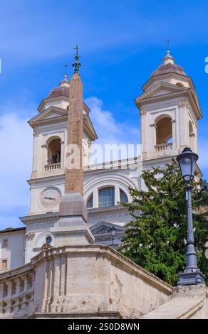 Kirche der Allerheiligsten Dreifaltigkeit auf den Bergen in Rom, Italien: Blick auf die Fassade. Stockfoto