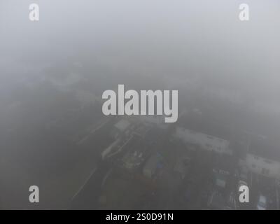 Merthyr Tydfil, South Wales, Großbritannien. 27. Dezember 2024. Wetter in Großbritannien: Luftbild von starkem Nebel bei Merthyr Tydfil heute Nachmittag. Anrede: Andrew Bartlett/Alamy Live News Stockfoto