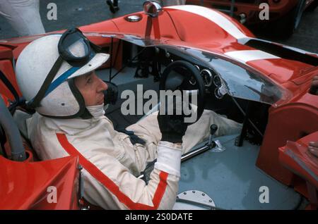 Der britische Rennfahrer John Surtees fuhr 1966 in einem Lola T70 Gruppe 7 bei einem Can-am-Rennen. Surtees gewann 1966 den Canadian American Challenge Cup. 1964 war er außerdem Formel-1-Weltmeister und zuvor siebenfacher Motorradmeister (dreimal in 350 ccm und viermal in 500 ccm). Stockfoto