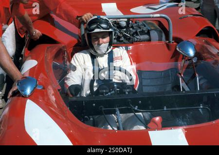 Der britische Rennfahrer John Surtees fuhr 1966 in einem Lola T70 Gruppe 7 bei einem Can-am-Rennen. Surtees gewann 1966 den Canadian American Challenge Cup. 1964 war er außerdem Formel-1-Weltmeister und zuvor siebenfacher Motorradmeister (dreimal in 350 ccm und viermal in 500 ccm). Stockfoto