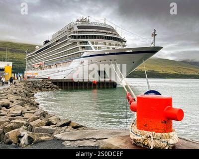 Akureyri, Island - 24. August 2024: Ein luxuriöses Kreuzfahrtschiff der Viking Star liegt im Hafen von Akureyri, der sich am Fuße des Eyjafjörður-Fjords in NO befindet Stockfoto