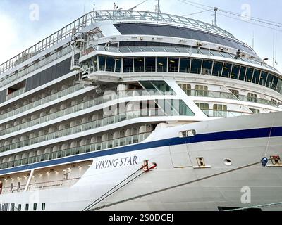 Akureyri, Island - 24. August 2024: Ein luxuriöses Kreuzfahrtschiff der Viking Star liegt im Hafen von Akureyri, der sich am Fuße des Eyjafjörður-Fjords in NO befindet Stockfoto