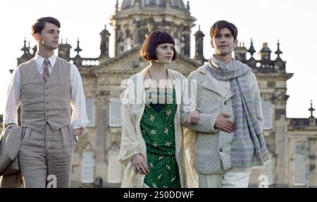 BRIDESHEAD REAGIERTE 2008 auf Buena Vista International Film mit von links: Matthew Goode als Charles Ryder, Hayley Atwell als Lady Julia Flyte und Ben Whishaw als Lord Sebastian Flyte Stockfoto