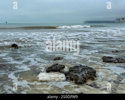 Birling Gap, Eastbourne. Dezember 2024. Ein bewölkter und kalter Morgen entlang der Küste von East Sussex. Bewölkt bei Birling Gap in Eastbourne, East Sussex. Quelle: james jagger/Alamy Live News Stockfoto