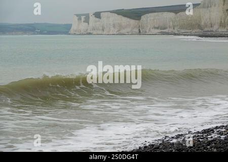 Birling Gap, Eastbourne. Dezember 2024. Ein bewölkter und kalter Morgen entlang der Küste von East Sussex. Bewölkt bei Birling Gap in Eastbourne, East Sussex. Quelle: james jagger/Alamy Live News Stockfoto