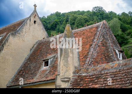 Dachfläche der Kirchenburg St. Michael, einer römisch-katholischen denkmalgeschützten Kirche im Donautal in der Wachau in Österreich; Stockfoto