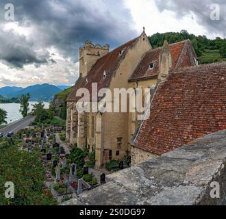 Die Kirchenburg St. Michael, eine römisch-katholische denkmalgeschützte Kirche im Donautal in der Wachau in Österreich; Stockfoto