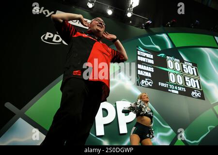Alexandra Palace, London, Großbritannien. Dezember 2024. 2024/25 PDC Paddy Power World Dart Championships Tag 10; Stephen Bunting wird in die Crowd vorgestellt Credit: Action Plus Sports/Alamy Live News Stockfoto