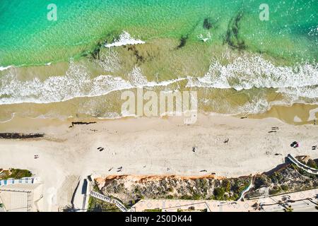 Aus der Vogelperspektive, Strand mit türkisfarbenen Wellen, sanft auf Sandstrand rollend, malerische Szene. Torre de la Horadada Resort Stadt, Provinz Stockfoto