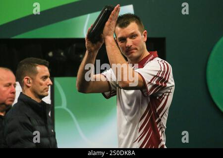 Alexandra Palace, London, Großbritannien. Dezember 2024. 2024/25 PDC Paddy Power World Dart Championships Tag 10; Madars Razma dankt den Fans Credit: Action Plus Sports/Alamy Live News Stockfoto