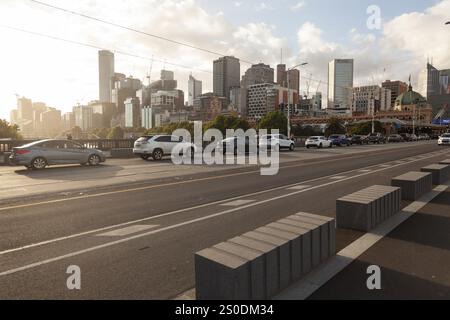 Dezember 2019 die Straßen von Melbourne in Australien vor Weihnachten. CBD und Skyline von der St Kilda Road Stockfoto