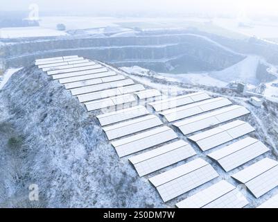 Schneebedeckte Solarpaneele auf einem Hügel in Winterlandschaft mit leichtem Nebel, Nagold, Schwarzwald, Deutschland, Europa Stockfoto