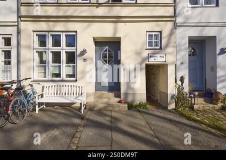Eingangsbereich eines historischen Hauses mit Tür, Bank, Peterlens Gang, Gaengeviertel, Straße an der Obertrave, Altstadt, Hansestadt Lübeck, Indep Stockfoto