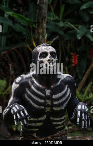 Die Skeleton Men aus dem Stamm der Omo Bugamo aus Papua-Neuguinea malen ihre Körper mit schwarzer und weißer Farbe an, die dem menschlichen Skelett Chimbu Prov nachempfunden ist Stockfoto