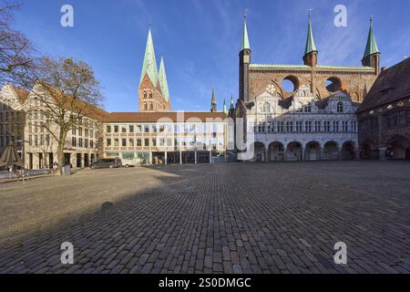 Marktplatz mit Backsteingebäuden und modernen Gebäuden, Rathaus und Marienkirche, Hansestadt Lübeck, Schleswig-Holstein, Deutschland, Europa Stockfoto