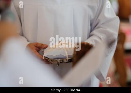 Elegante Zeremonie: Ein genauerer Blick auf die Kuchenpräsentation in einem religiösen Ambiente. Stockfoto