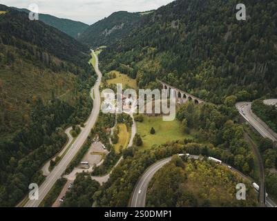 Aus der Vogelperspektive auf ein Tal mit Straßen, einem Dorf und einer Eisenbahnbrücke, umgeben von bewaldeten Bergen, Ravenna-Schlucht, Schwarzwald, Deutschland, Europa Stockfoto