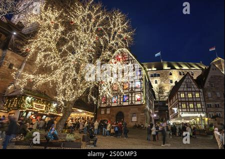 Tiergaertnertorplatz mit dem 1489 erbauten Pilatushaus, ein historisches Stadthaus mit Adventskalender am 18. Dezember 2024 bei Dämmerung, hinter dem Kaiser Stockfoto