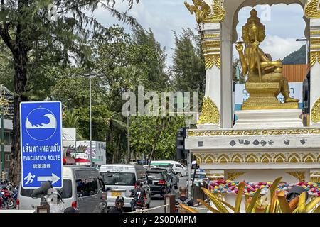 Tsunami-Gefahrenzone. Warnschild, Beschilderung der Fluchtwege im Falle eines weiteren Seebebens. Strandbereich und Küstenstraße in der Stadt Patong, K Stockfoto