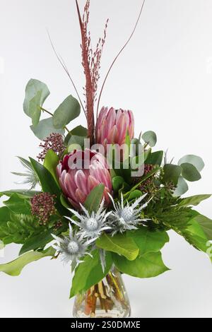 Natürlich wirkendes Bouquet mit Protea und Eukalyptus in harmonischen Farben, Bouquet Stockfoto