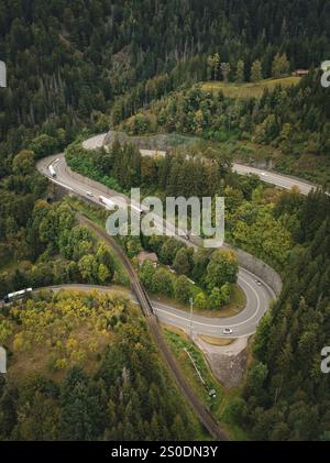 Serpentinenstraße windet sich durch dichten Wald in Vogelperspektive, Ravenna-Schlucht, Schwarzwald, Deutschland, Europa Stockfoto