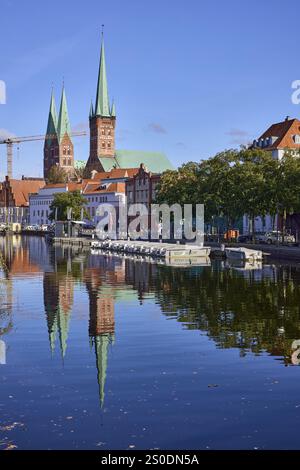 Kirchtürme St. Marien und St. Petri, Reflexionen auf der Wasseroberfläche, Hansestadt Lübeck, Schleswig-Holstein, Deutschland, Europa Stockfoto