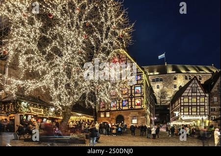 Tiergaertnertorplatz mit dem 1489 erbauten Pilatushaus, ein historisches Stadthaus mit Adventskalender am 18. Dezember 2024 bei Dämmerung, hinter dem Kaiser Stockfoto