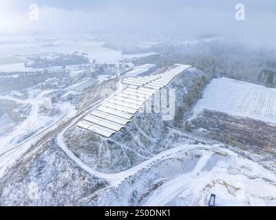 Schneebedeckte landwirtschaftliche Landschaft mit Feldern auf Hügeln und umliegenden Flächen, Nagold, Schwarzwald, Deutschland, Europa Stockfoto