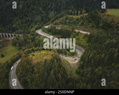 Kurvige Straße durch dichten Wald in Serpentinen, Ravennaschlucht, Schwarzwald, Deutschland, Europa Stockfoto