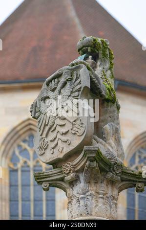 Brunnensäule mit Löwe und Wappen mit Doppeladler, 16. Jahrhundert, Dinkelsbüehl, Bayern, Deutschland, Europa Stockfoto