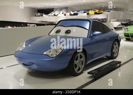 Porsche 911 Sally Carerra, blaues Auto mit lächelndem und kindlichem Comic-Gesicht, Neues Porsche Museum 2009, Stuttgart, Baden-Württemberg, Deutschland Stockfoto