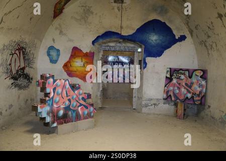 MAUSA VAUBAN, Museum of Urban Art and Street Art, Festung Neuf-Brisach, Frankreich, Europa, Raum mit verschiedenen Graffiti-Kunstwerken und Kunstinstallationen Stockfoto