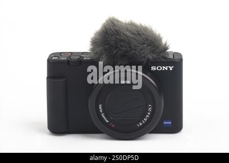 HUETTENBERG, HESSEN, Deutschland 06-02-2023: SONY ZV VLOG KAMERA ZV 1 mit Mikrofon genannt tote Katze isoliert auf weißem Hintergrund Stockfoto