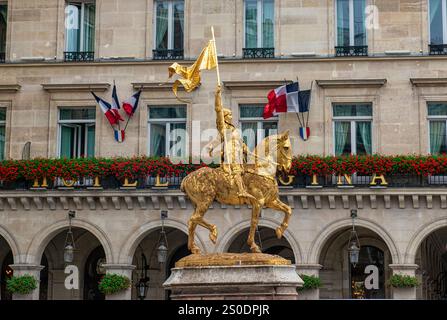 Statue der Joan d'Arc vor dem Hotel Regina Louvre in Paris, Frankreich Stockfoto