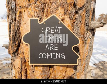 Große Zeiten werden bald Symbol. Concept Words tolle Zeiten kommen auf die schöne schwarze Tafel. Schöner alter Baum Hintergrund. Geschäftliche tolle Zeiten Stockfoto