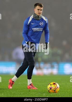 Brighton und Hove, Großbritannien. Dezember 2024. Solly March von Brighton und Hove Albion wärmt sich vor dem Premier League Spiel im AMEX Stadium, Brighton und Hove auf. Der Bildnachweis sollte lauten: Paul Terry/Sportimage Credit: Sportimage Ltd/Alamy Live News Stockfoto
