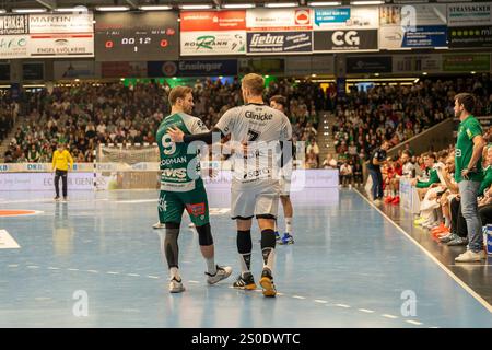 Goeppingen, Deutschland. Dezember 2024. Andreas Flodman (frisch auf Goeppingen, #9) und David Mandic (MT Melsungen, #7), frisch auf Goeppingen vs. MT Melsungen, Handball, Bundesliga, 17. Spieltag, Saison 2024/2025, 27.12.2024, Foto: Eibner-Pressefoto/Max Vogel Credit: dpa/Alamy Live News Stockfoto