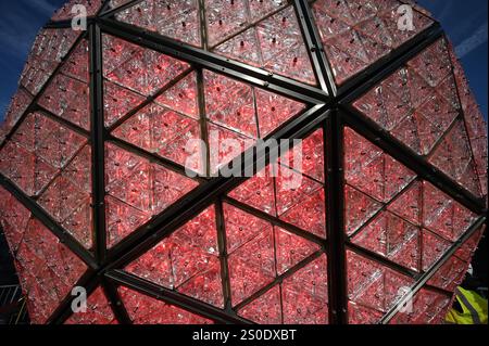 New York, USA. Dezember 2024. Blick auf die neu entworfenen Kristalldreiecke, die am Silvesterball auf dem One Times Square, New York, NY, 27. Dezember 2024 installiert wurden. Der Silvesterball besteht aus 2.688 Kristalldreiecken und wiegt 11.875 Pfund. (Foto: Anthony Behar/SIPA USA) Credit: SIPA USA/Alamy Live News Stockfoto