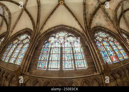 STRASSBURG, FRANKREICH - 3. MAI 2023: Innenraum der berühmten Kathedrale Notre Dame de Straßburg. Gotisches Gebäude aus den 1200er Jahren UNESCO-Weltkulturerbe Stockfoto