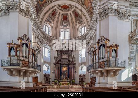 SALZBURG, ÖSTERREICH - 27. APRIL 2023: Innenraum des mittelalterlichen Salzburger Doms, des Barockdoms aus dem 17. Jahrhundert, der St. Rupert und S. gewidmet ist Stockfoto